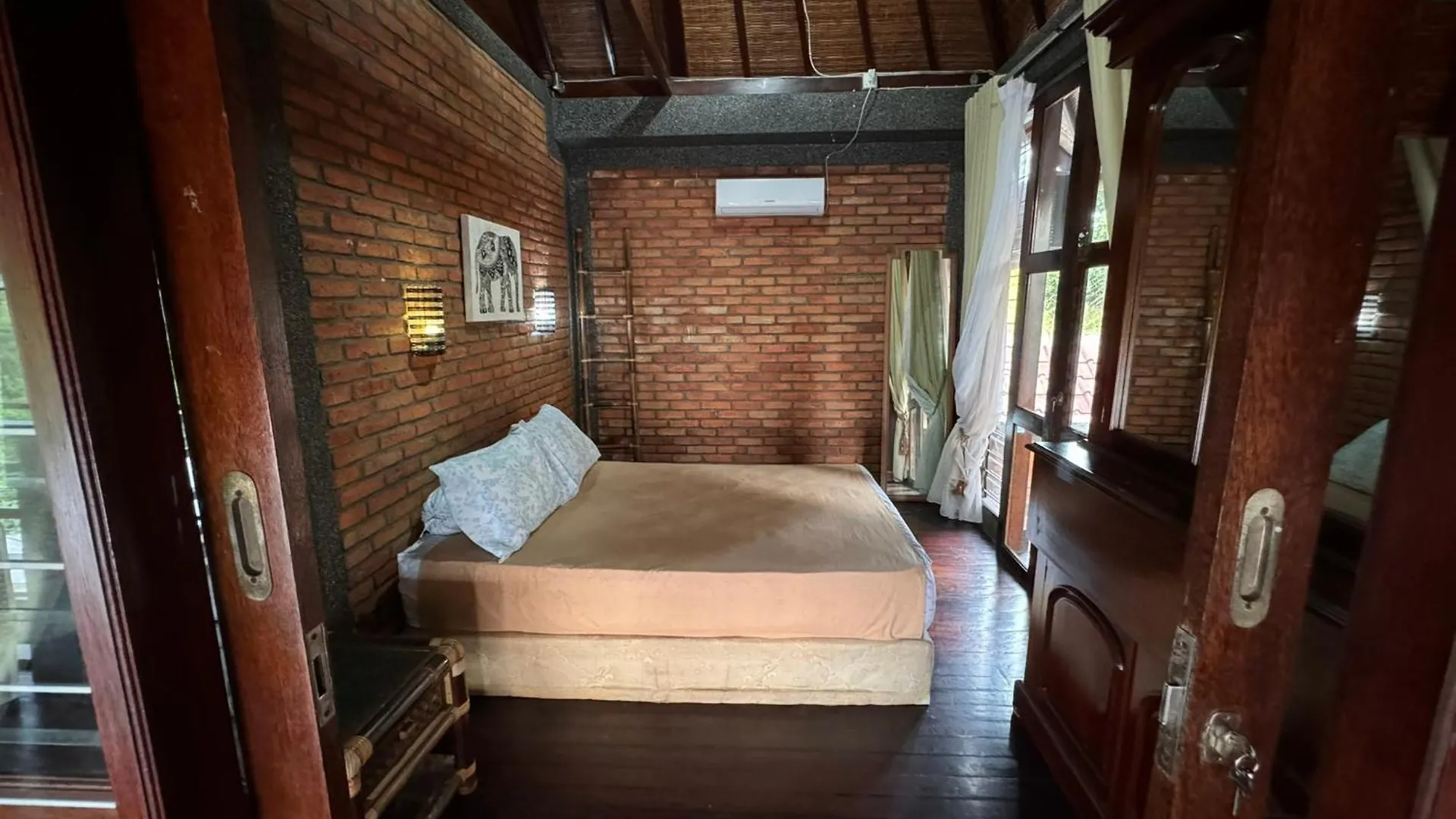 Giri Hill Homestay 누사두아 0*,