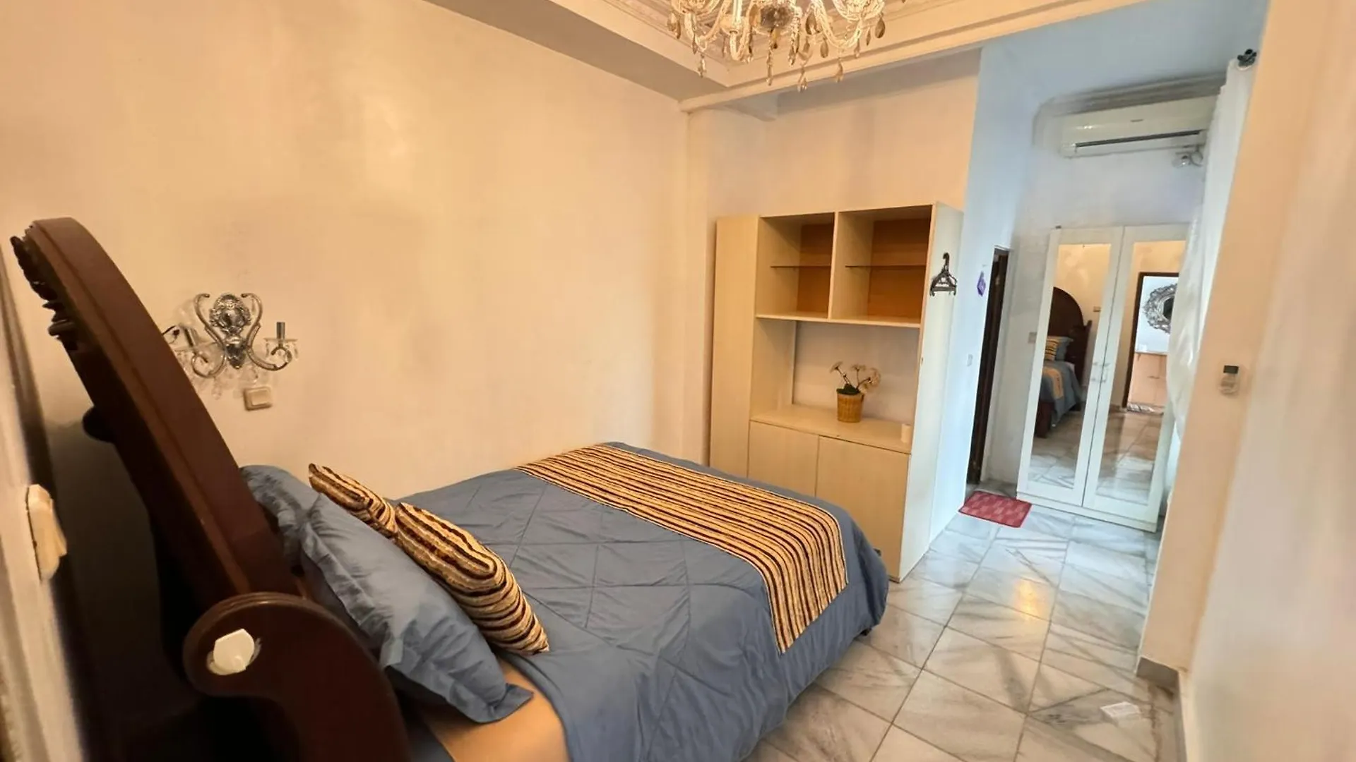 Giri Hill Homestay 누사두아 0*,