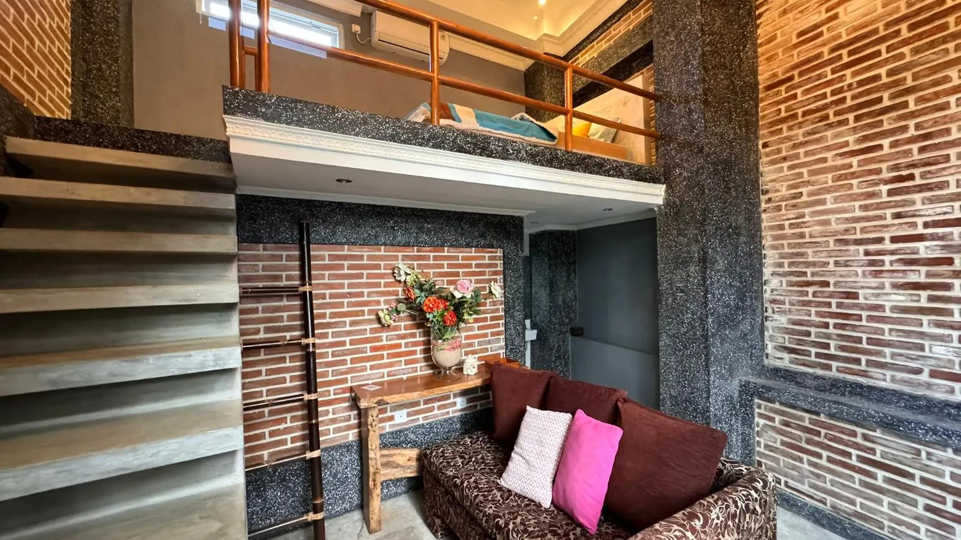 Giri Hill Homestay 누사두아 0*,